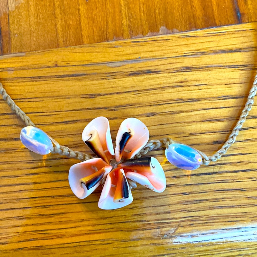 Flower shell necklace - Picture 2 of 3
